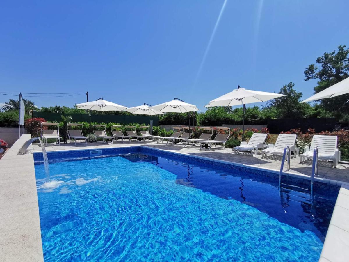 Apartments Lea With Pool Malinska Exterior photo