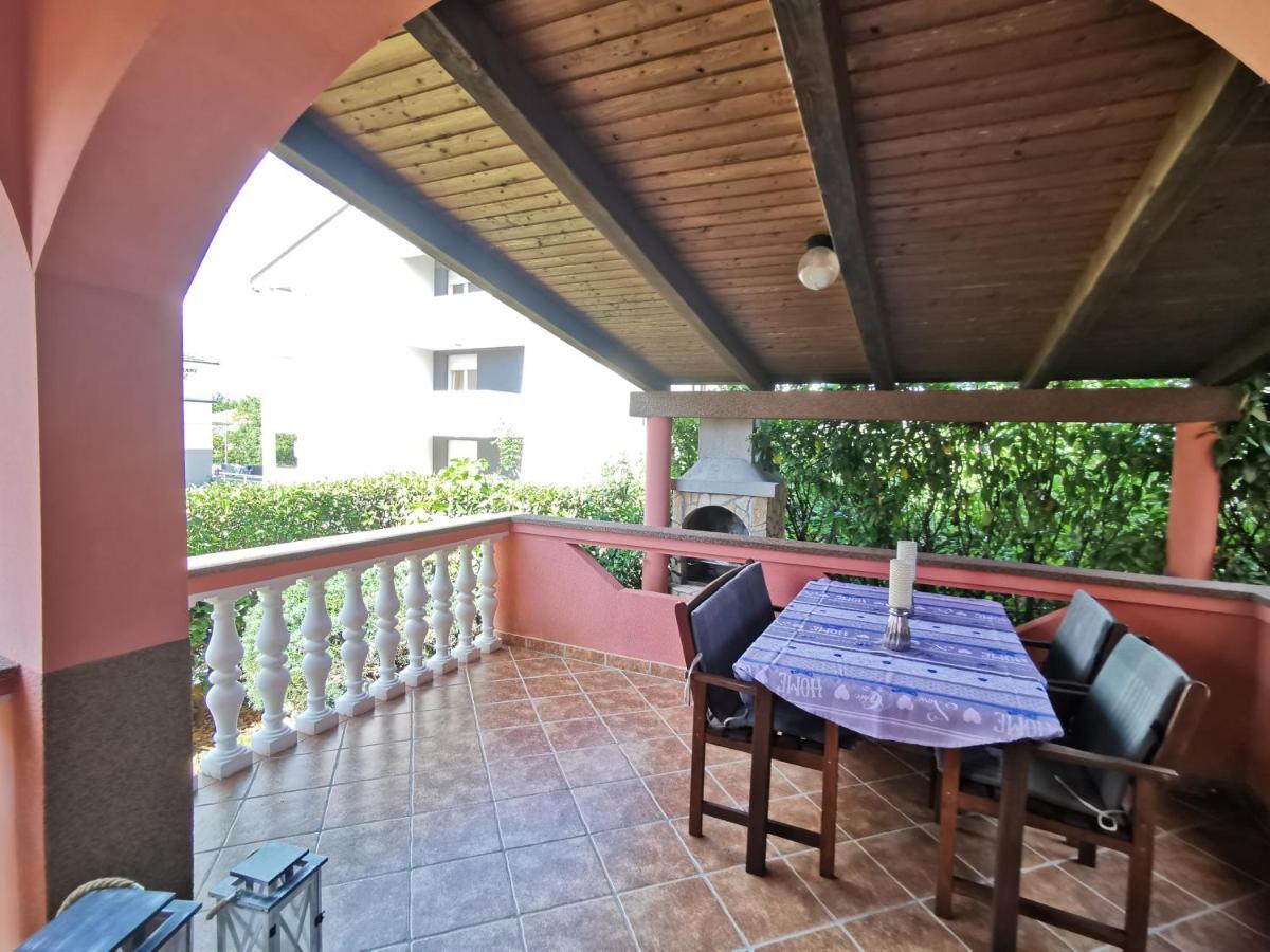 Apartments Lea With Pool Malinska Exterior photo